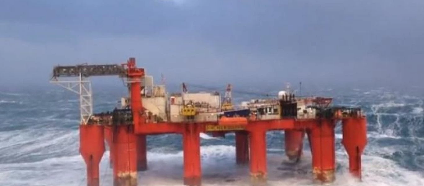 Σκηνές τρόμου:  Πλωτή πλατφόρμα εξόρυξης στο έλεος τυφώνα
